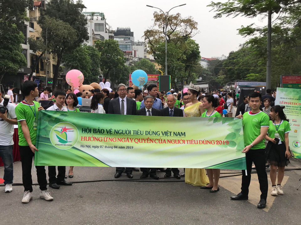 Các đại biểu diễu hành trên phố đi bộ Hồ Hoàn Kiếm hưởng ứng ngày Quyền của người tiêu dùng. (Ảnh: Đức Duy/Vietnam+)