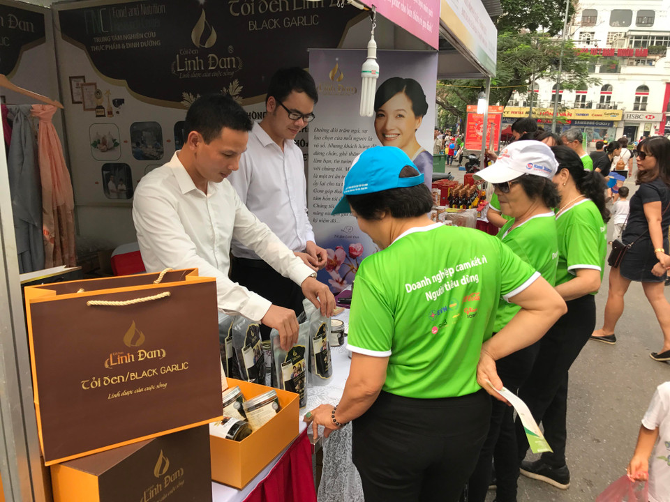 Theo quy định của Luật, người tiêu dùng được cung cấp thông tin chính xác, đầy đủ về tổ chức, cá nhân kinh doanh hàng hóa, dịch vụ và nguồn gốc, xuất xứ hàng hóa. (Ảnh: Đức Duy/Vietnam+)