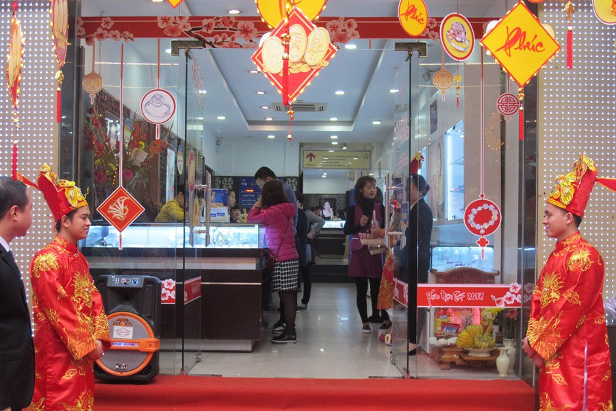 Các doanh nghiệp và người dân đều rất vui vẻ trong ngày Thần Tài. (Ảnh: Đức Duy/Vietnam+)