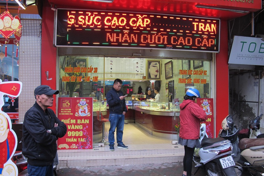 Theo quan niệm dân gian, mua vàng trong ngày Thần Tài để được sung túc, may mắn. (Ảnh: Đức Duy/Vietnam+) 