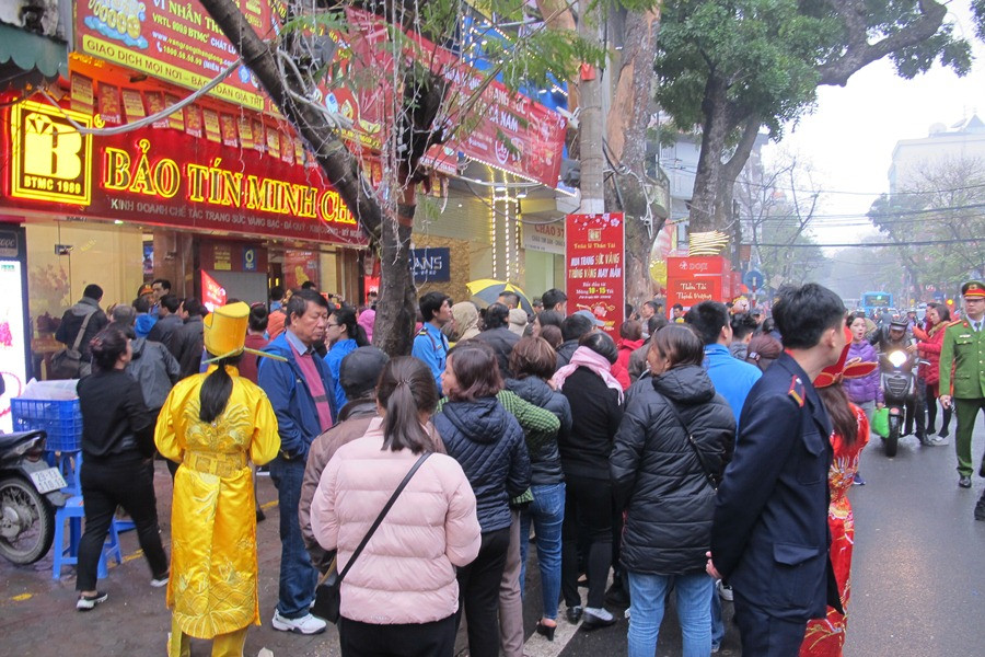 Số lượng lớn ​khách đổ dồn về cửa hàng của các doanh nghiệp lớn như Bảo Tín Minh Châu, Phú Quý, Doji. (Ảnh: Đức Duy/Vietnam+)