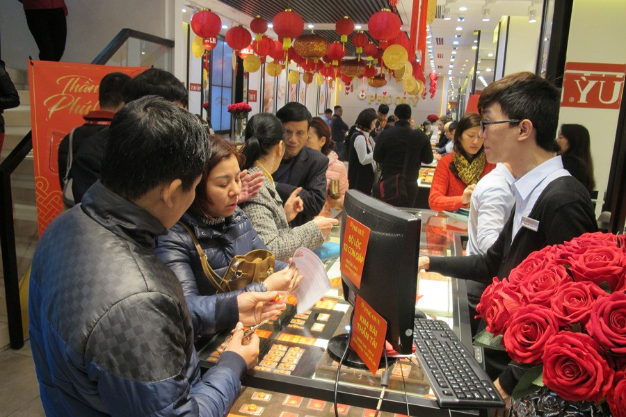 Các sản phẩm vàng từ 1-2 chỉ thường hút khách trong ngày Thần Tài. (Ảnh: Đức Duy/Vietnam+)