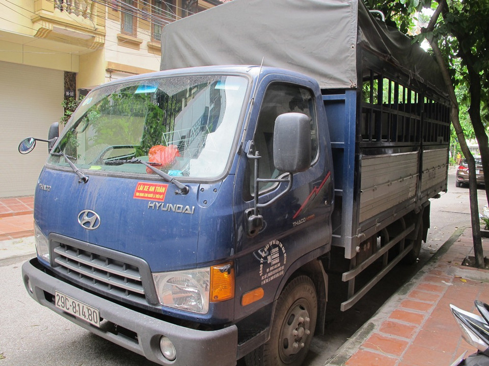 Chiếc xe tải được chủ hàng thuê để chuẩn bị vận chuyển pháo hoa điện nhập lậu. (Ảnh: Đức Duy/Vietnam+)