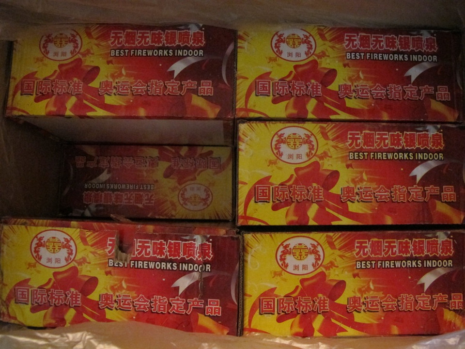 Thống kê có khoảng 17.640 quả pháo hoa điện, trọng lượng lô hàng gần 2 tấn hàng hóa. (Ảnh: Đức Duy/Vietnam+)