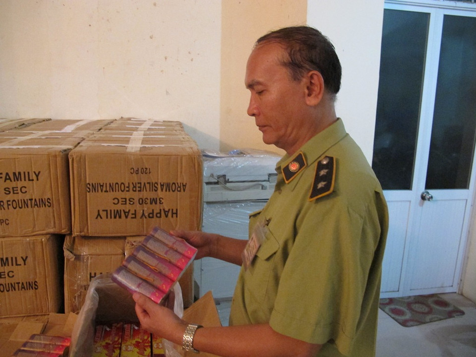 Cán bộ Đội Quản lý thị trường số 5 kiểm đếm pháo hoa điện nhập lậu vừa thu giữ trên địa bàn. (Ảnh: Đức Duy/Vietnam+) Ngày 25/7, Đội Quản lý thị trường số 5 (Chi Cục Quản lý thị trường Hà Nội) cho biết, đơn vị này đang phối hợp với Đội Cảnh sát Kinh tế, Công an quận Hai Bà Trưng làm rõ hành vi vận chuyển và tiêu thụ pháo hoa điện nhập lậu vừa thu giữ trên địa bàn. Dưới đây là một số hình ảnh liên quan đến vụ bắt giữ số pháo hoa điện nhập lậu trên: