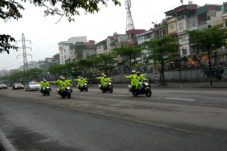 Đoàn xe dẫn đoàn trong nội thành Hà Nội. (Ảnh: Sơn Bách/Vietnam+)