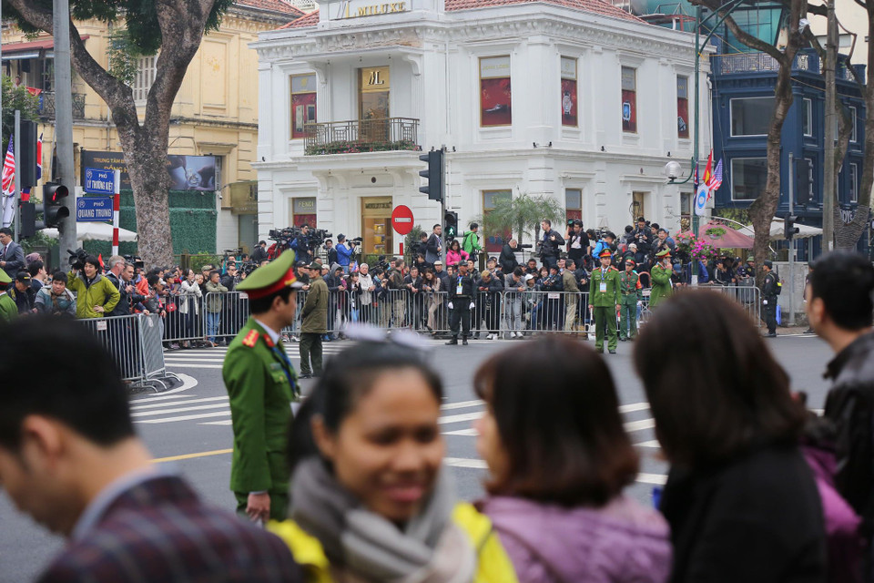 Rất nhiều người đứng gần khách sạn Melia, nơi dự kiến đoàn xe sẽ đi qua. (Ảnh: Minh Sơn/Vietnam+)