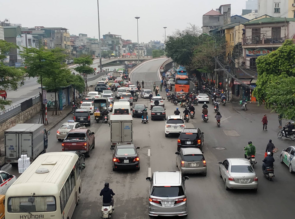 Hiện toàn bộ tuyến đường từ hướng cầu Chương Dương về khu vực khách sạn Melia đã bị cấm. (Ảnh: Sơn Bách/Vietnam+)