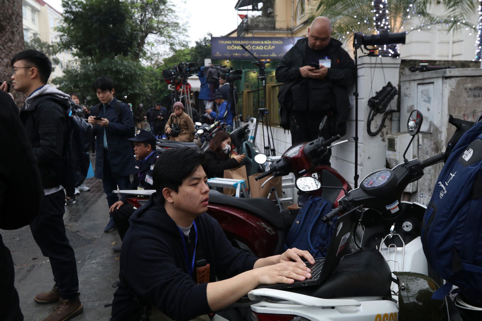 Tác nghiệp ngay tại hiện trường. (Ảnh: Minh Sơn/Vietnam+)