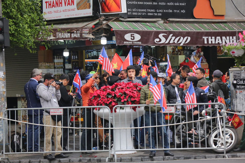 Cờ hoa được chuẩn bị sẵn để đón chào Chủ tịch Triều Tiên Kim Jong-un. (Ảnh: Minh Sơn/Vietnam+)