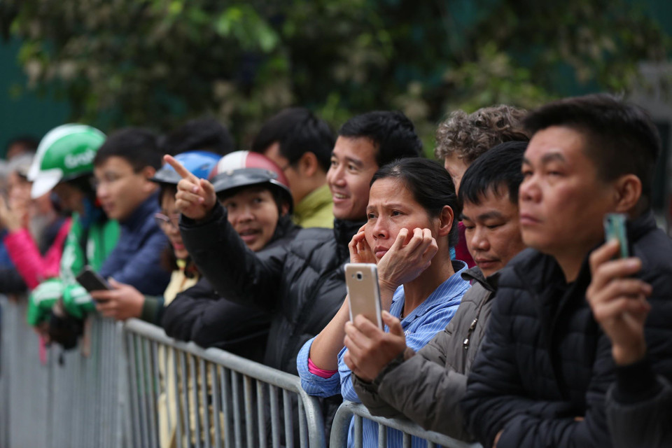 Sẵn sàng cả điện thoại để ghi lại những khoảnh khắc lịch sử. (Ảnh: Minh Sơn/Vietnam+)