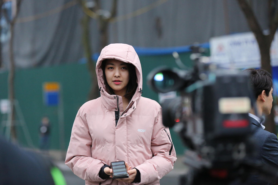 Phóng viên nước ngoài cập nhật thông tin liên quan đến sự kiện. (Ảnh: Minh Sơn/Vietnam+)