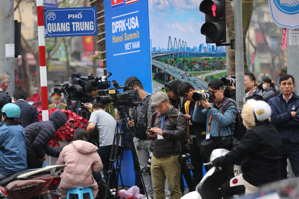 Sẵn sàng phương tiện để tác nghiệp. (Ảnh: Minh Sơn/Vietnam+)