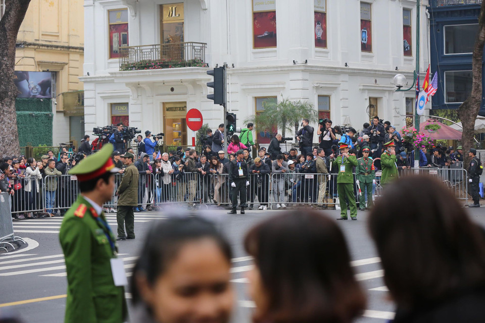 Hầu hết mọi người đều tỏ ra rất háo hức khi chờ đón ông Kim Jong-un. (Ảnh: Sơn Bách/Vietnam+)