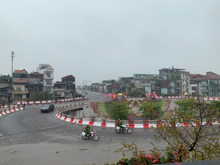 Đoàn xe tiền trạm khu vực nút giao cầu Chương Dương. (Ảnh: CTV/Vietnam+)