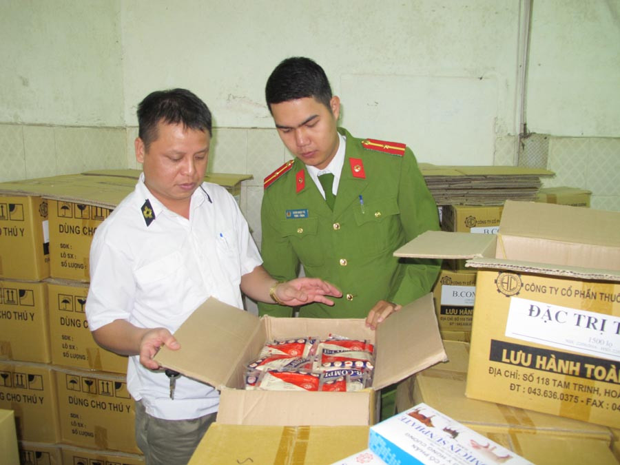 Đoàn liên ngành 389 quận Hai Bà Trưng mở niêm phong kho thuốc thú y thu giữ tại ngõ 559 phố Kim Ngưu. (Ảnh: Đức Duy/Vietnam+)