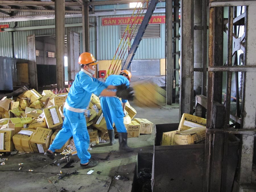 Sau đó tiếp tục đưa vào lò để đốt tại nhà máy của Urenco 11 trên địa bàn tỉnh Hưng Yên. (Ảnh: Đức Duy/Vietnam+)