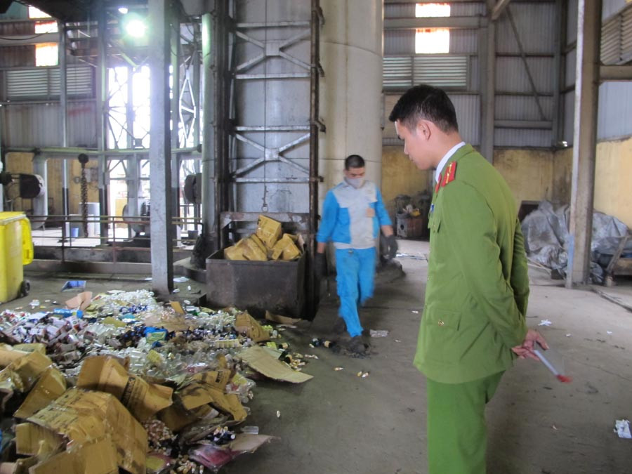 Tất cả các công đoạn đều được cán bộ đoàn liên ngành 389 quận Hai Bà Trưng giám sát chặt chẽ. (Ảnh: Đức Duy/Vietnam+)