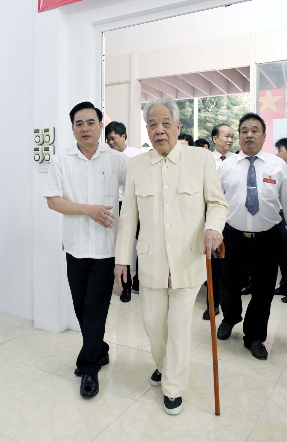 Nguyên Tổng Bí thư Đỗ Mười đến điểm bỏ phiếu số 5, phường Phạm Đình Hổ. (Ảnh: Doãn Đức/Vietnam+)