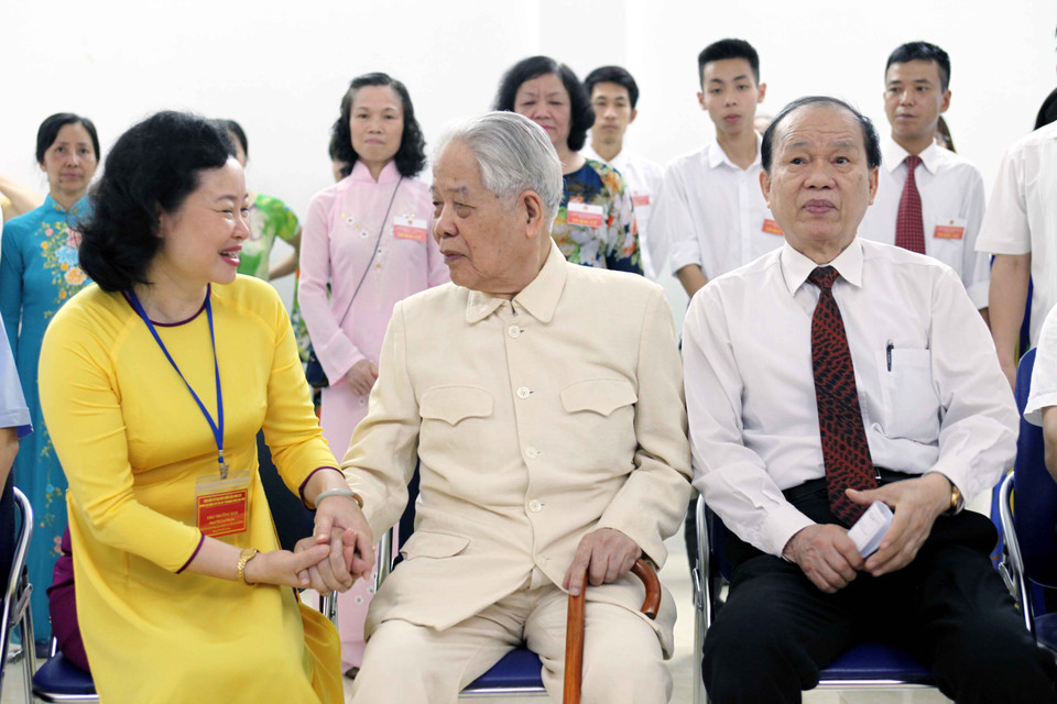 Nguyên Tổng Bí thư Đỗ Mười trao đổi về công tác bầu cử với Chủ tịch Hội đồng Nhân dân quận Hai Bà Trưng. (Ảnh: Doãn Đức/Vietnam+)