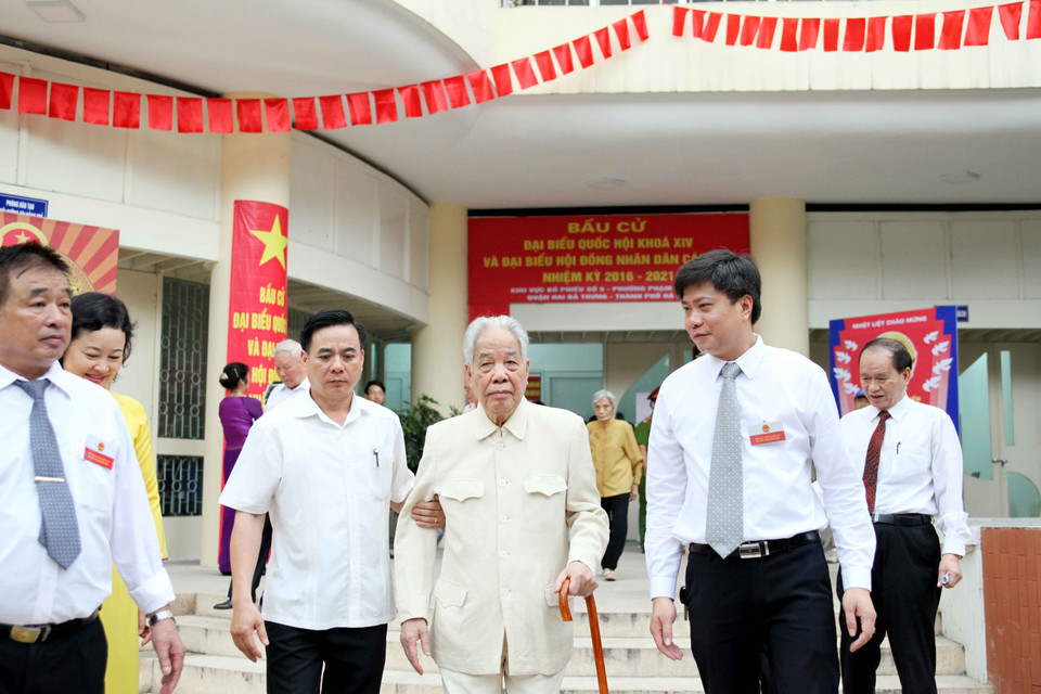 Dù 100 tuổi, nhưng Nguyên Tổng Bí thư Đỗ Mười vẫn minh mẫn và khỏe mạnh đi bầu cử Quốc hội và Hội đồng nhân dâc các cấp. (Ảnh: Doãn Đức/Vietnam+)