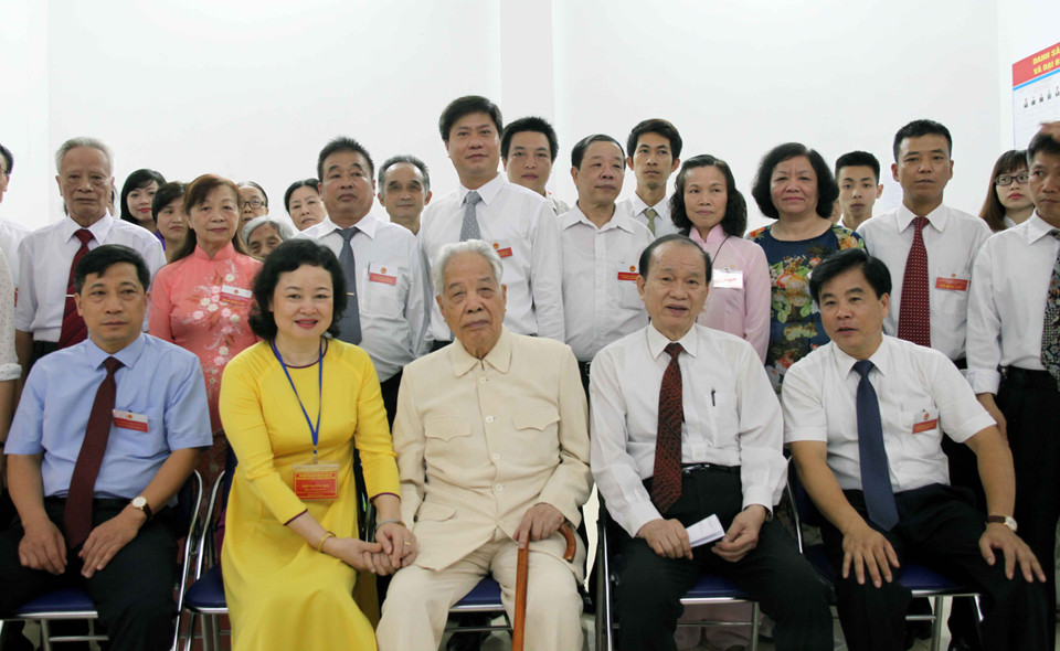 Sau khi bỏ phiếu các cử tri đã chụp hình chung với Nguyên Tổng Bí thư Đỗ Mười. (Ảnh: Doãn Đức/Vietnam+)