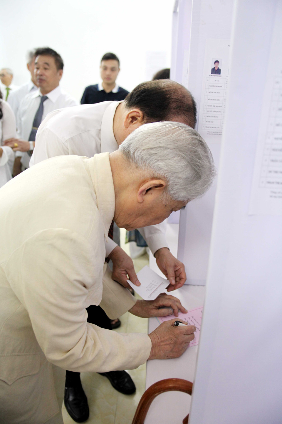 Nguyên Tổng Bí thư Đỗ Mười đang ghi tên các đại biểu trước khi tiến hành bỏ phiếu. (Ảnh: Doãn Đức/Vietnam+)