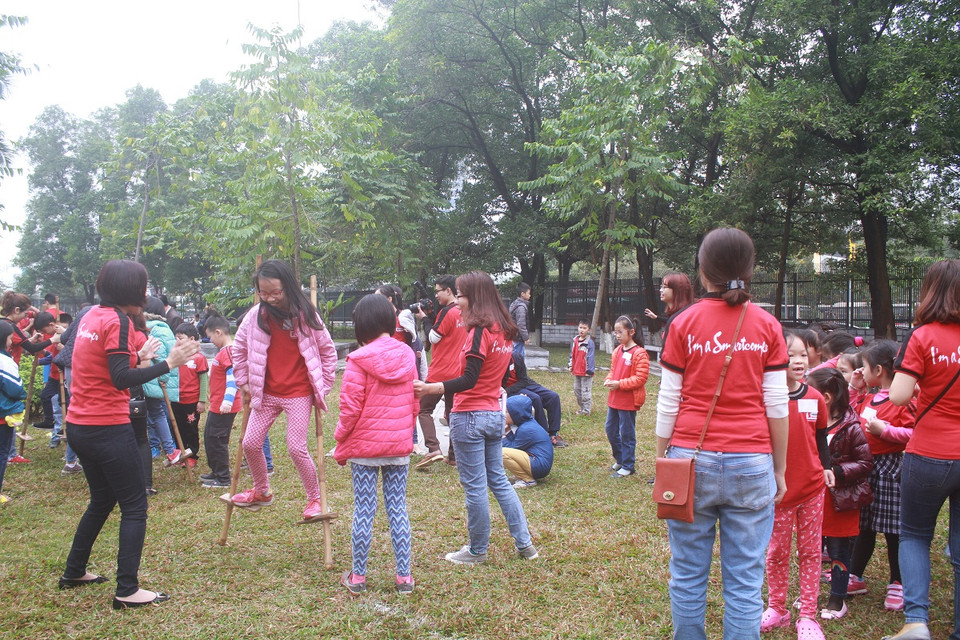 Các em nhỏ thích thú tham gia các trò chơi tại Chương trình Sắc Thái văn hóa Sơn La. (Ảnh: Quỳnh Chi/Vietnam+)