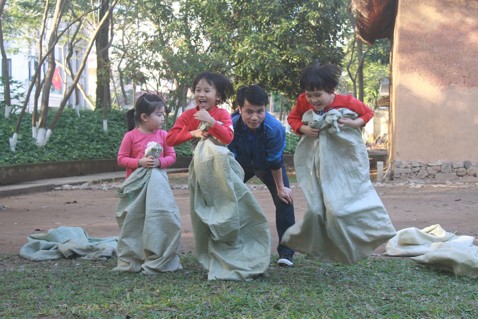 Và vui thích khi được nhảy bao bố. (Ảnh: Quỳnh Chi/Vietnam+)