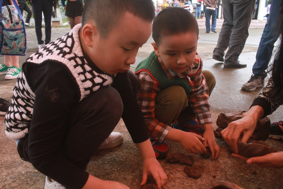 Tự tay làm các trò chơi dân gian. (Ảnh: Quỳnh Chi/Vietnam+)