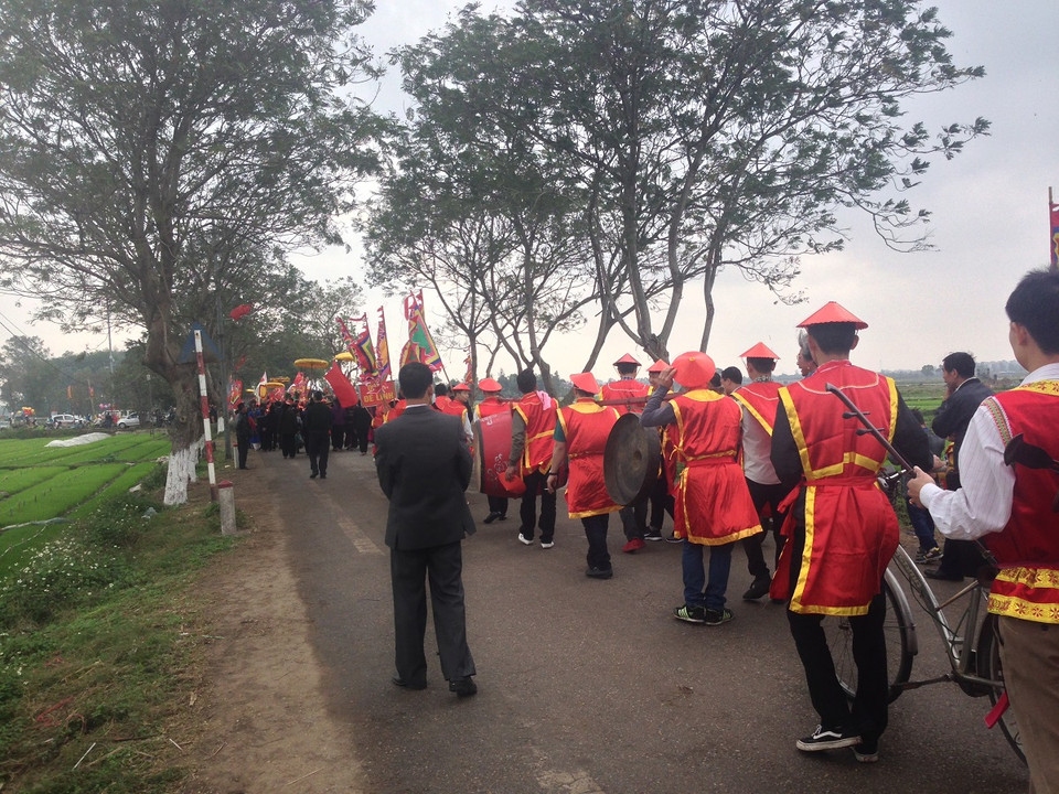 Đoàn người rước 'vua', 'chúa' và các quan kéo dài từ đình làng đến đền Sái. (Ảnh: Khánh Ly/Vietnam+)