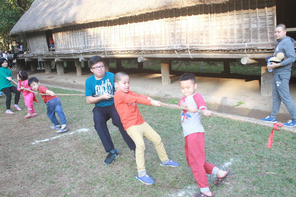 Trò kéo co đề cao tính đồng đội. Ảnh: Quỳnh Chi/Vietnam+)