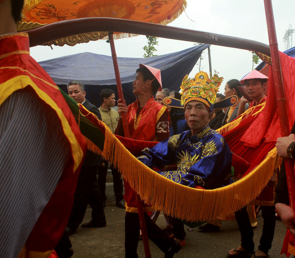 Quan Thị vệ được rước bằng võng theo sát ngay sau 'vua.' (Ảnh: Khánh Ly/Vietnam+)