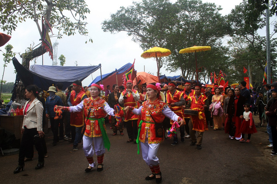 Cả đoạn đường dài tưng bừng tiếng trống chiêng reo hò. (Ảnh: Khánh Ly/Vietnam+)
