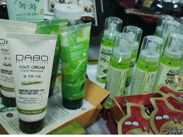 Nhiều mỹ phẩm ​thu giữ chưa xuất trình được hóa đơn chứng từ. (Ảnh: Đức Duy/Vietnam+)