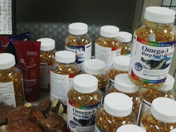 Thực phẩm chức năng Omega3 ​được nhiều người tiêu dùng lựa chọn. (Ảnh: Đức Duy/Vietnam+)