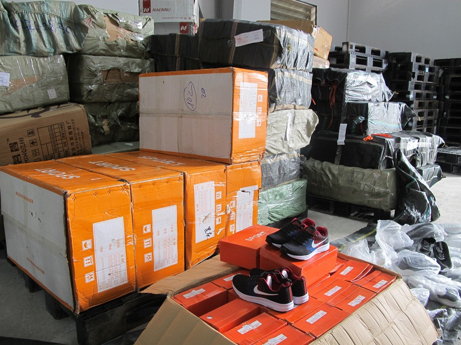 Tất cả lô hàng được tập kết trong kho trên đường Nguyễn Xiển. (Ảnh: Đức Duy/Vietnam+)