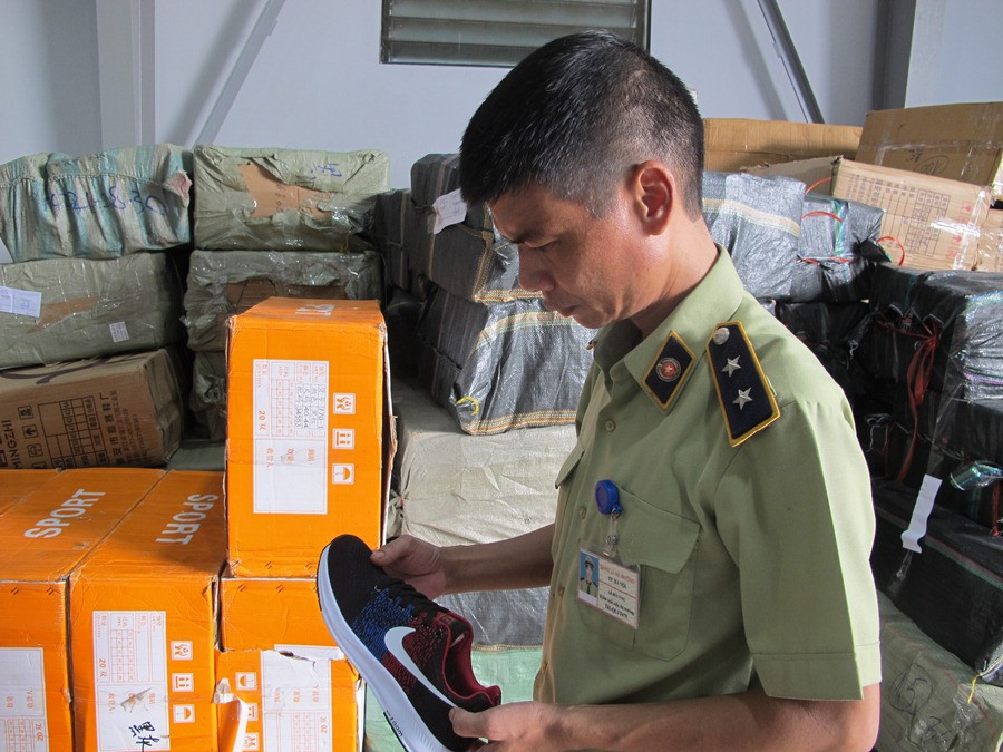 Kiểm tra kho hàng tại số 41, ngách 214/55 đường Nguyễn Xiển, đoàn liên ngành đã thu giữ 2.650 đôi giầy do nước ngoài sản xuất. (Ảnh: Đức Duy/Vietnam+)