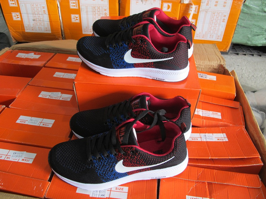 Chủ hàng khai nhận mua trôi nổi trên thị trường về để kinh doanh. (Ảnh: Đức Duy/Vietnam+)