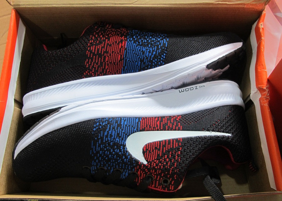 Trong đó có 150 đôi giầy có dấu hiệu giả mạo nhãn Nike đã được bảo hộ độc quyền ở Việt Nam. (Ảnh: Đức Duy/Vietnam+)