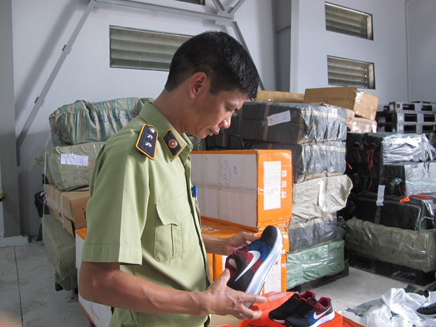 Đoàn liên ngành đã gửi số hàng hóa vi phạm và phối hợp với chủ sở hữu để làm rõ hành vi làm giả. (Ảnh: Đức Duy/Vietnam+)