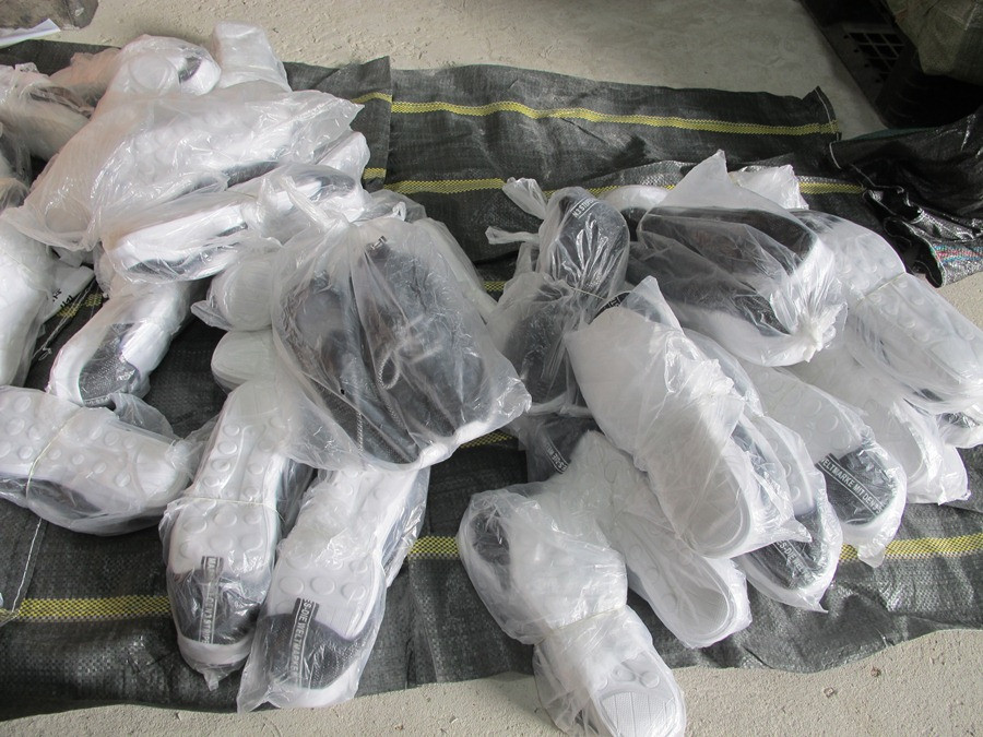 Ngoài ra, còn có hơn 2.500 đôi giầy khác không có hóa đơn chứng từ hợp lệ. (Ảnh: Đức Duy/Vietnam+)