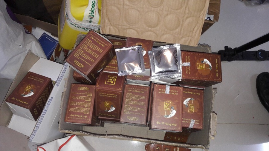 Hàng hóa thu giữ có cả thực phẩm chức năng dùng để điều trị xương khớp. (Ảnh: Đức Duy/Vietnam+)