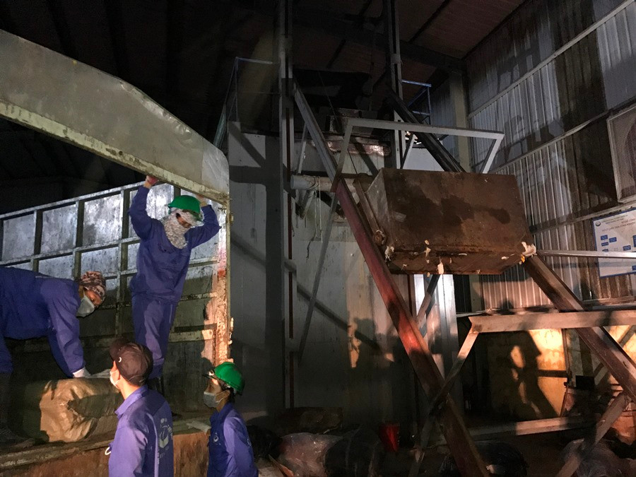 Với số lượng rất lớn, tới gần 23 giờ ngày 6/5, số nội tạng trên vẫn đang được tiêu hủy. (Ảnh: Đức Duy/Vietnam+) 