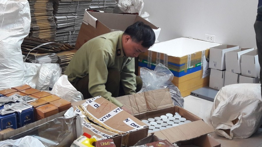 Ngày 7/5, Đoàn kiểm tra liên ngành Thành phố số 2 đã thu giữ lượng lớn thực phẩm chức năng và mỹ phẩm trên địa bàn quận Đống Đa. (Ảnh: Đức Duy/Vietnam+) 