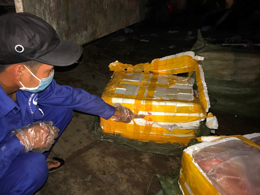 Những thùng xốp chứa thực phẩm bẩn. (Ảnh: Đức Duy/Vietnam+)