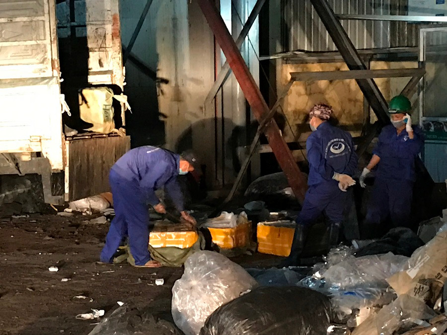 Rất nhiều công nhân được huy động để tiêu hủy lô hàng. (Ảnh: Đức Duy/Vietnam+)