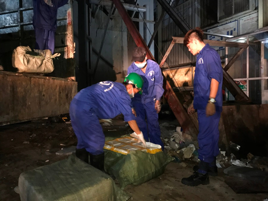 Đây là số thực phẩm nội tạng bị Đội Quản lý thị trường số 5 phối hợp với C49, C67 (Bộ Công an) phát hiện và thu giữ trên đường Cao tốc Pháp Vân. (Ảnh: Đức Duy/Vietnam+)