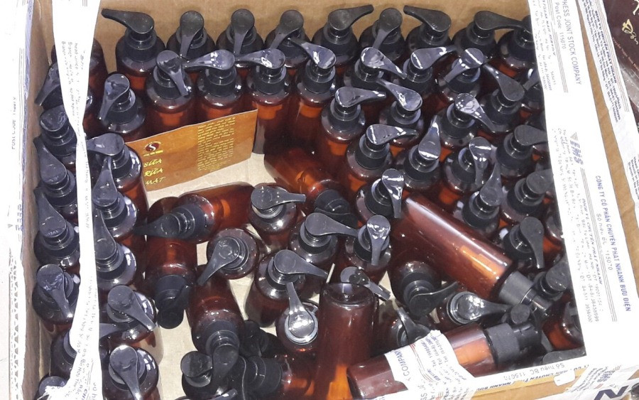 Toàn bộ số hàng trên đều không đủ giấy tờ hợp lệ. (Ảnh: Đức Duy/Vietnam+)