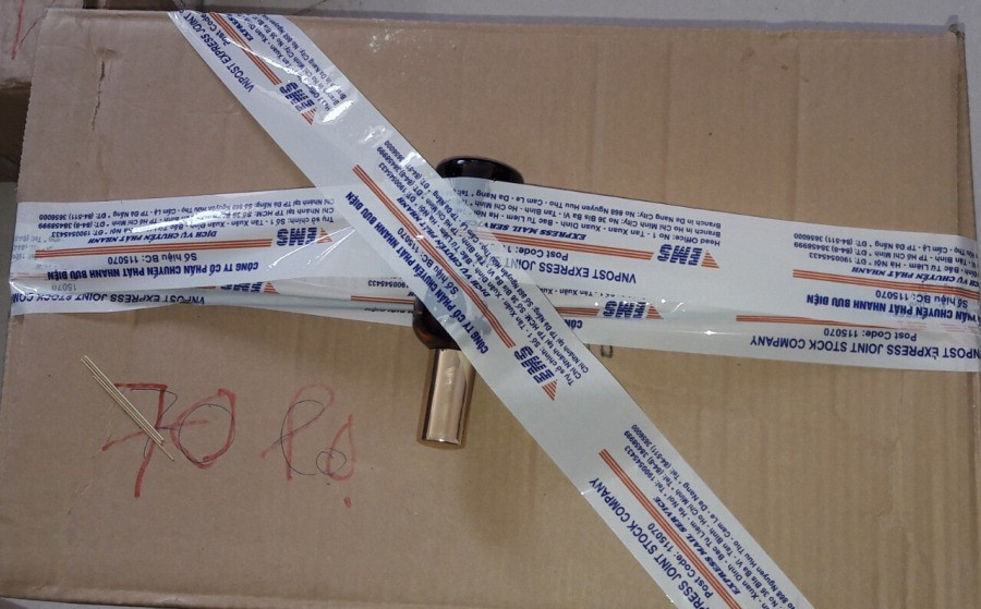 Khi có khách hàng đặt mua, chủ cơ sở sẽ chuyển phát nhanh. (Ảnh: Đức Duy/Vietnam+)